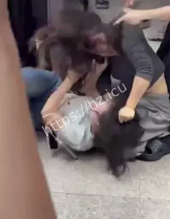 某商场服装店内